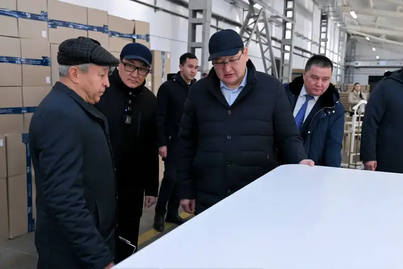 Аким области посетил предприятие по производству корпусной мебели (6)
