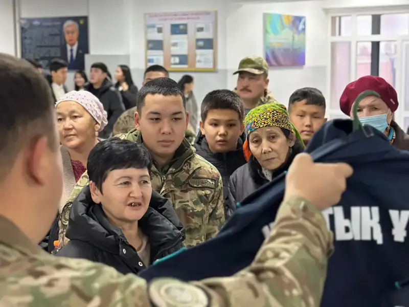 Визит родителей гвардейцев в воинскую часть в Туркестане: влияние на выбор будущей профессии молодежи Павлодаре