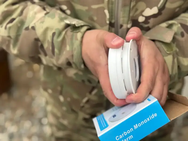 Спасатели МЧС проводят месячник пожарной безопасности в жилом секторе (7)