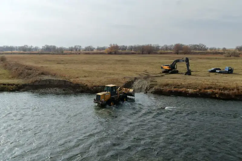 В рамках противопаводковых мер в Жетісу очищают русла рек и строят защитные дамбы (2)