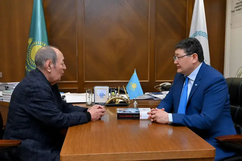 Аким области встретился с писателем Ролланом Сейсенбаевым (4)