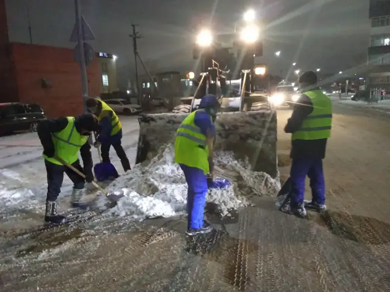 Свыше 2 800 дорожных рабочих вышли на уборку снега в Астане (2)