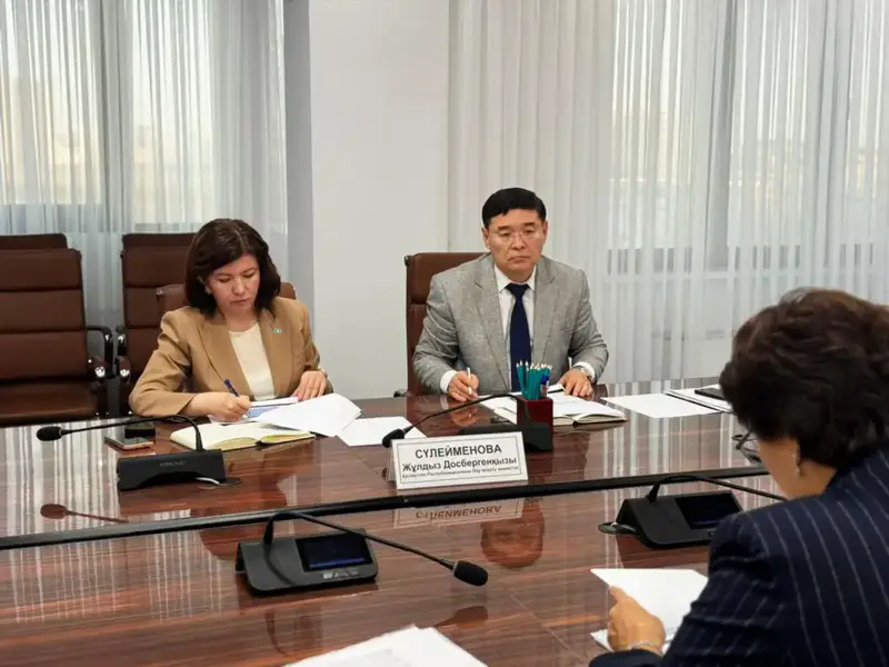 Обсуждение роли профсоюзов в защите прав педагогов на встрече с министром просвещения Жулдыз Сулейменовой Павлодаре