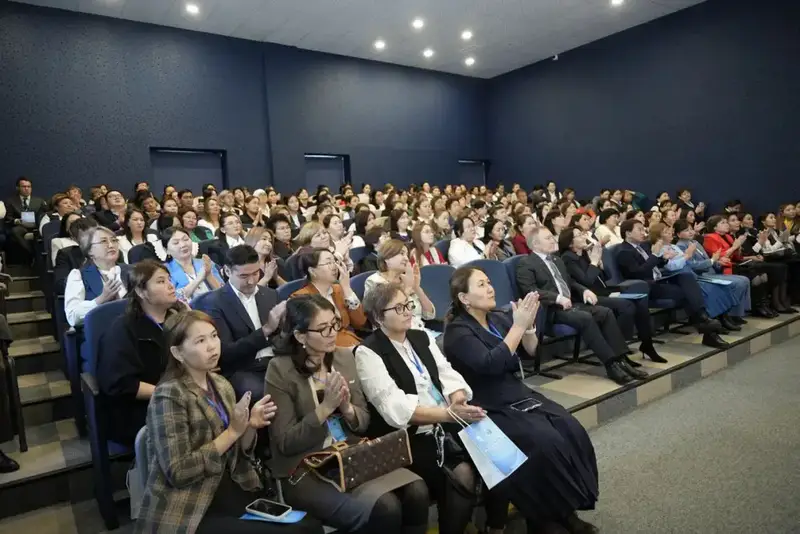 В городе Алатау состоялся областной Языковой форум в формате TED Talks с участием учителей, преподавателей и учёных (4)