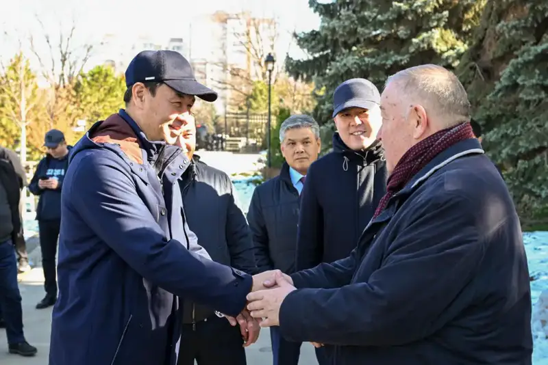 Новый сквер в Алматы с деревьями и искусственным прудом для отдыха Павлодаре