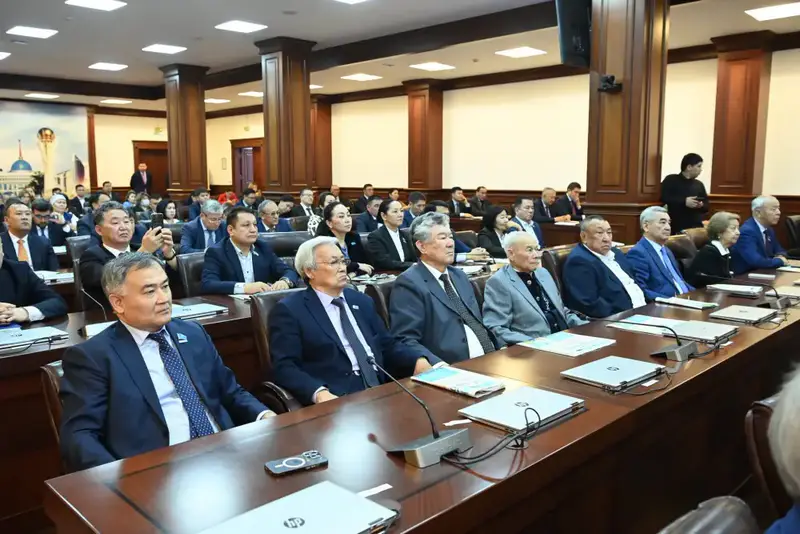 Глава региона встретился с государственным и общественным деятелем Мухтаром Кул-Мухаммедом (3)