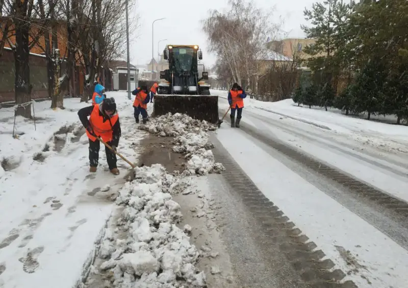 Свыше 1 100 единиц спецтехники задействуют в снегоуборочных работах ночью в Астане (2)