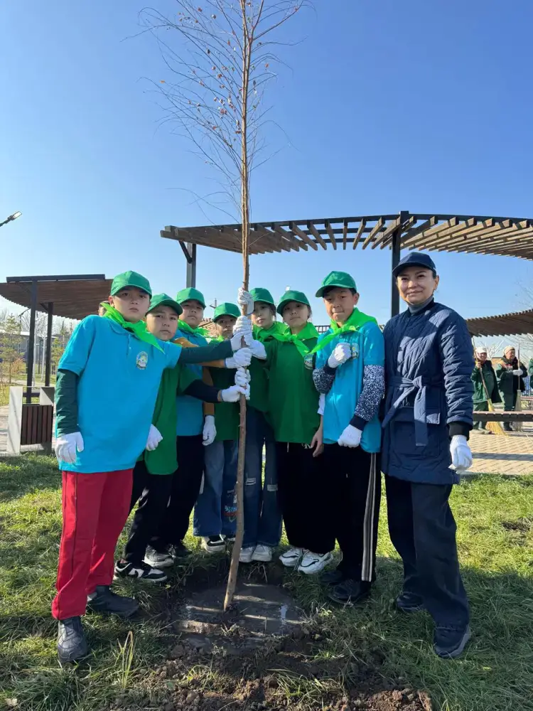 В Наурызбайском районе Алматы продолжается массовая посадка деревьев (2)