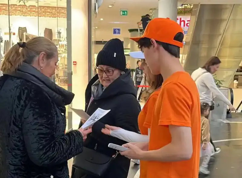 Акция против гендерного насилия в ТРЦ Хан Шатыр Павлодаре