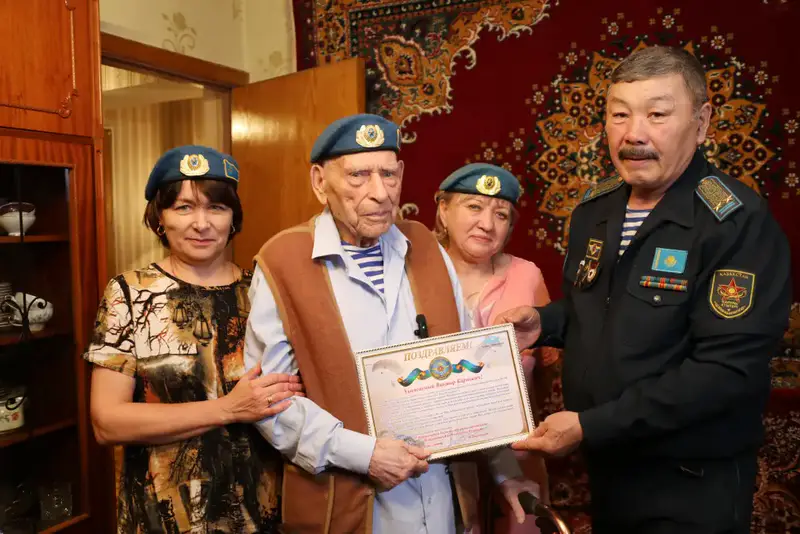Светлый путь Виктора Изюмникова: ветерана войны поздравили с 101-ой годовщиной Павлодаре