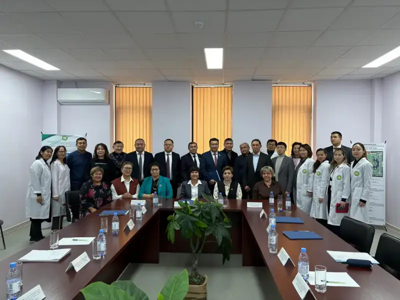 В Астанинском ботаническом саду состоялось совещание с участием депутатов Парламента (6)