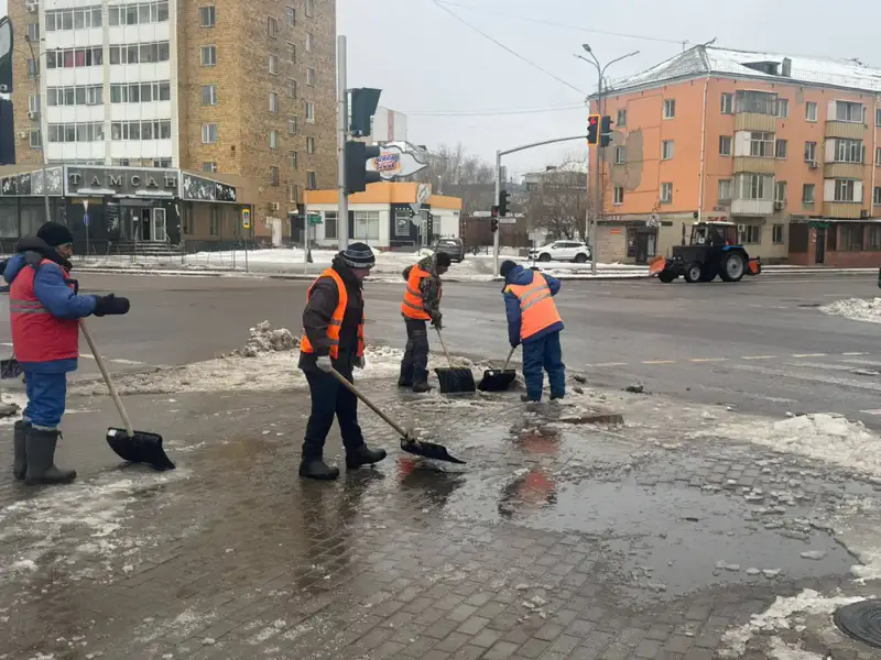 Почти 3 000 коммунальщиков задействованы в работах по уборке снега и наледи в столице (4)