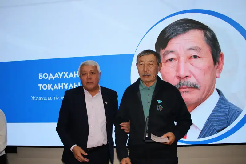 Вручены нагрудные знаки «Ахмет Байтұрсынұлы» и «Ана тілін дамытуға қосқан үлесі үшін» (4)