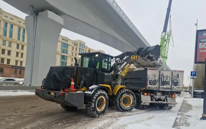 Порядка 3000 дорожных рабочих вышли на уборку снега в Астане (3)