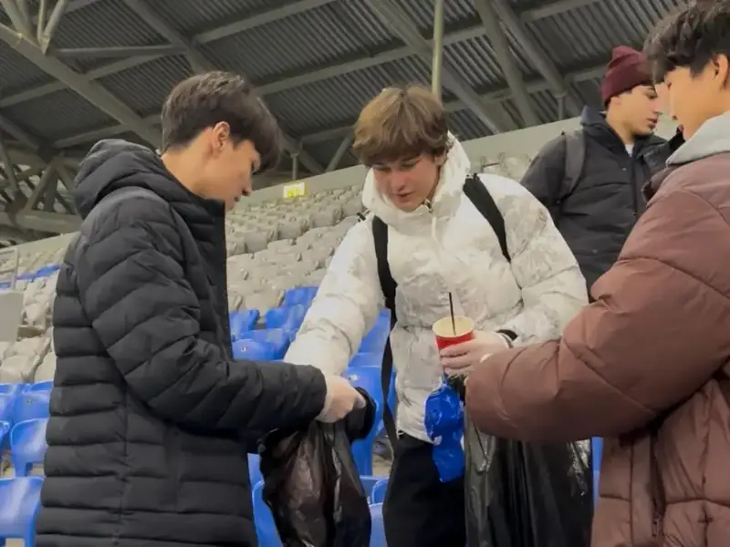 Футбольные болельщики необычно завершили матч между сборными Казахстана и Бельгии в Астане (4)