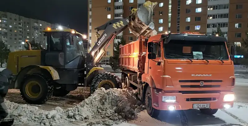 Более 1200 единиц спецтехники задействуют в снегоуборочных работах ночью в Астане (6)