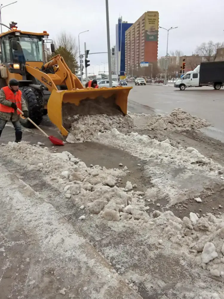 Мокрый снег и дождь: тысячи коммунальщиков заняты в снегоуборочных работах в Астане (3)