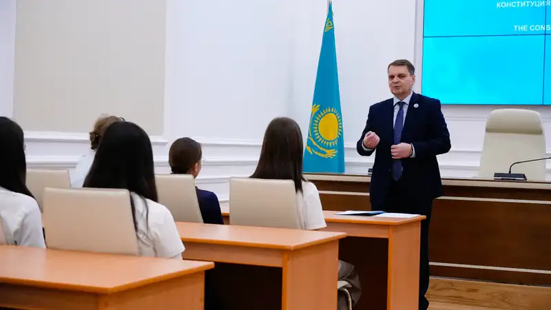 Конституционный Суд организовал тематическую экскурсию для учащихся Экономического лицея Астаны (7)