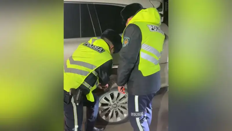 Полицейские помогли водителям с пробитым колесом на трассе Алматы–Өскемен Павлодаре