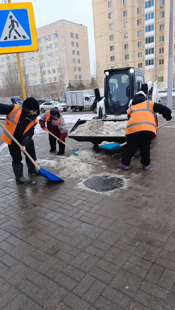 Снегоуборочные работы в Астане мокрый снег дождь коммунальщики Павлодаре