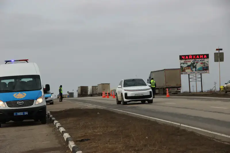 Начальник полиции Актюбинской области проинспектировал работу полицейских на самой оживлённой трассе страны (4)