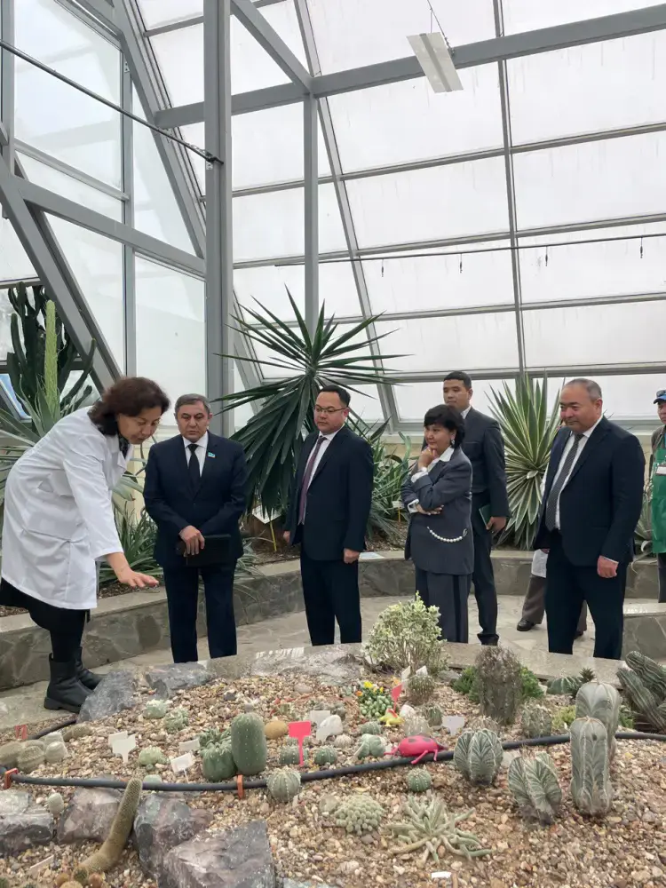 В Астанинском ботаническом саду состоялось совещание с участием депутатов Парламента (3)