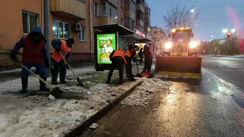 Более тысячи единиц спецтехники задействуют в снегоуборке ночью в Астане (5)