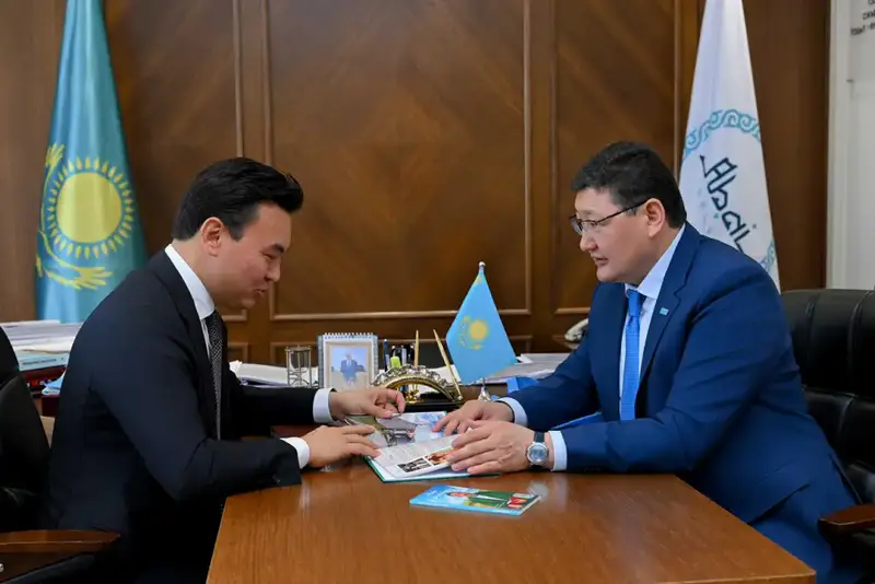 Аким области встретился с президентом Международного общества «Қазақ тілі» Рауаном Кенжеханулы (2)