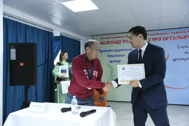 Ставший звездой Нью-Йоркского марафона 80-летний казахстанец встретился со столичными пенсионерами (3)