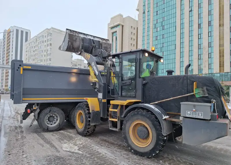 В Астане продолжается уборка снега: 2 850 дорожных рабочих и 1 366 единиц техники на линии Павлодаре