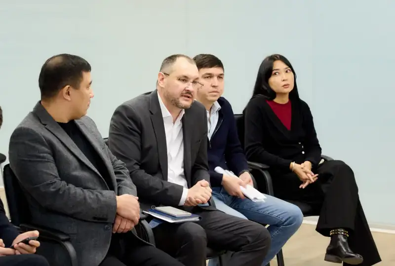 Азат Султанов провел встречу с населением Алматы (2)