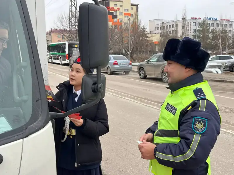 Школьники и полицейские совместно напоминают водителям о соблюдении ПДД в Костанае Павлодаре
