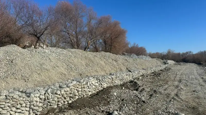 В рамках противопаводковых мер в Жетісу очищают русла рек и строят защитные дамбы (10)