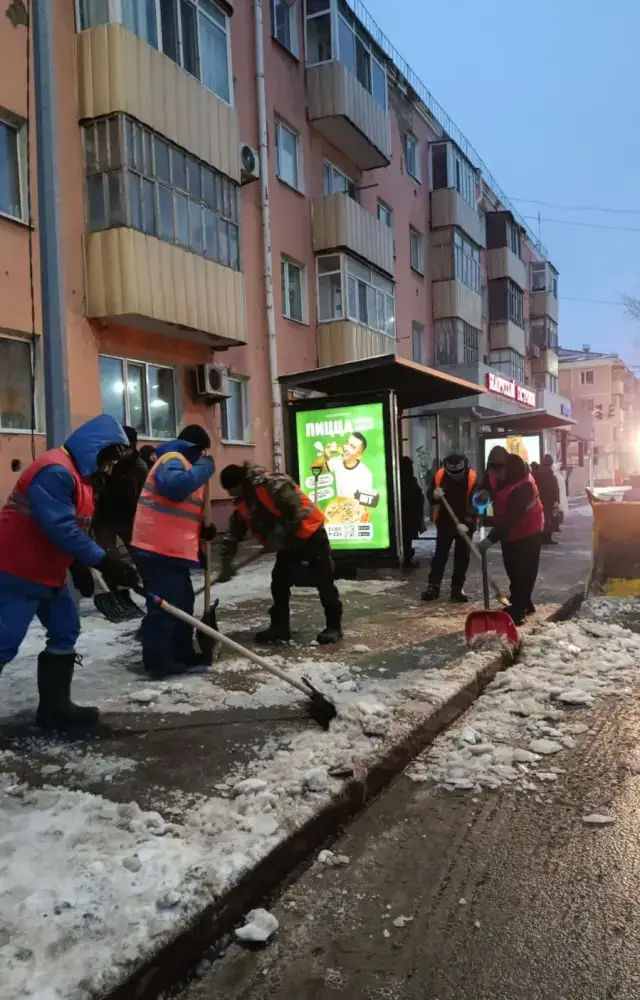 Свыше 370 единиц спецтехники заняты в снегоуборочных работах ночью в Астане (5)