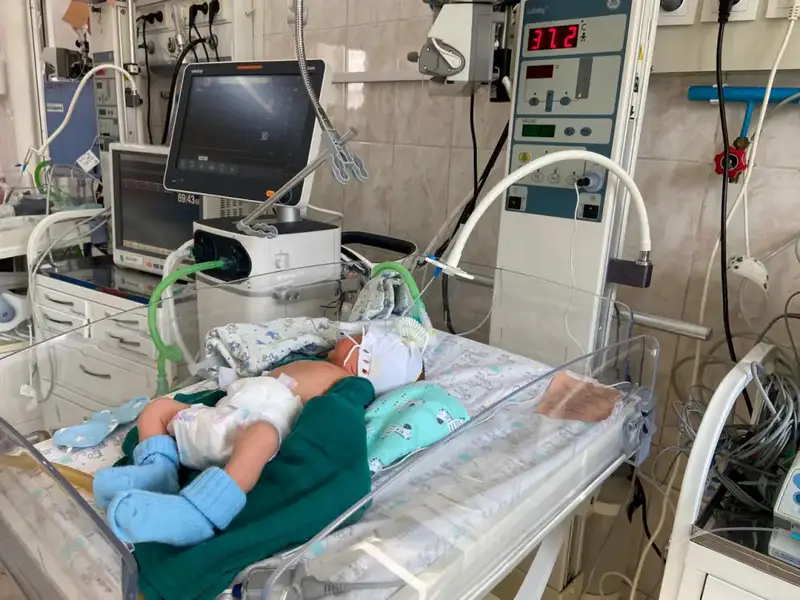 В Алматы врачи успешно выходили недоношенного ребёнка весом 742 грамма после 64 дней лечения Павлодаре