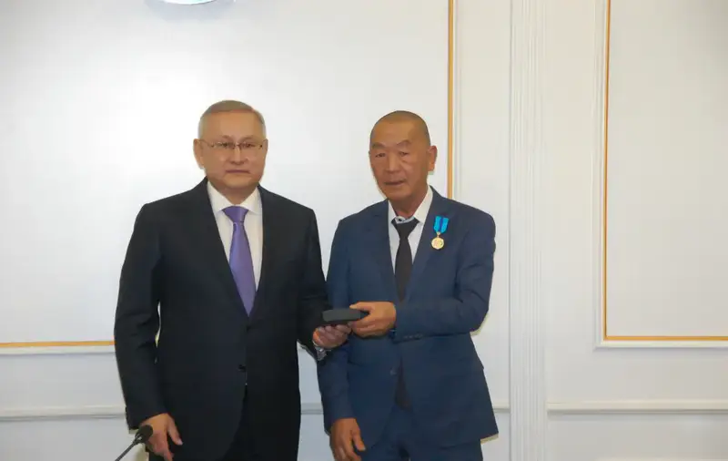 Бейбит Исабаев вручил государственные награды работникам сельского хозяйства области Жетісу (5)