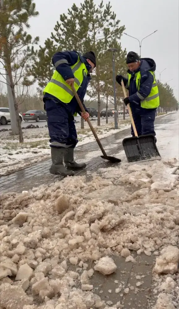 2926 коммунальщиков и 1381 единица техники на уборке снега в Астане Павлодаре