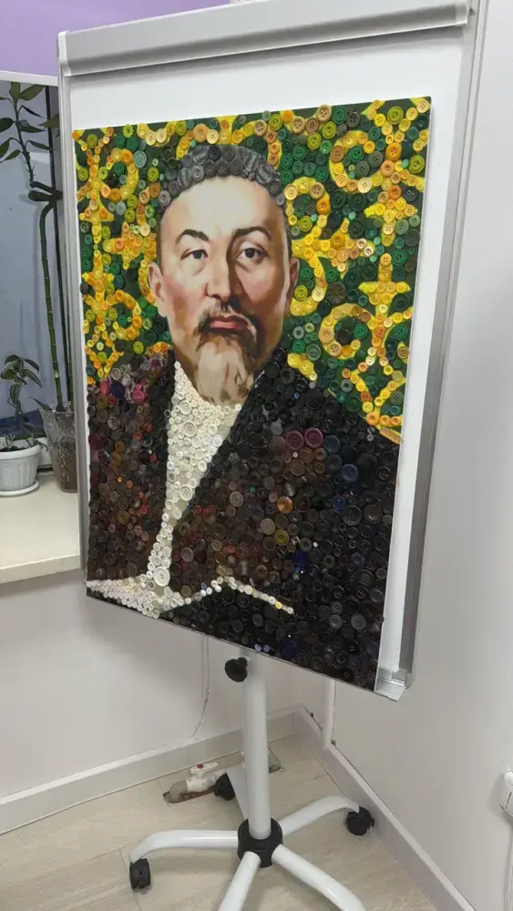 Портрет Абая из пуговиц в Астане Павлодаре