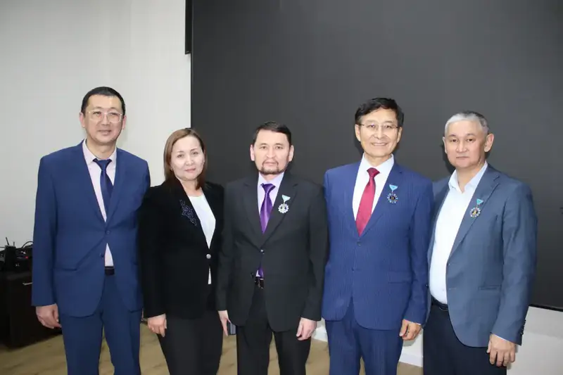 Вручены нагрудные знаки «Ахмет Байтұрсынұлы» и «Ана тілін дамытуға қосқан үлесі үшін» (10)