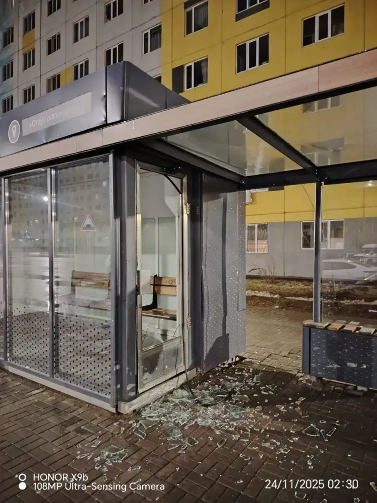 Вандалы на остановке получили 10 суток ареста Павлодаре