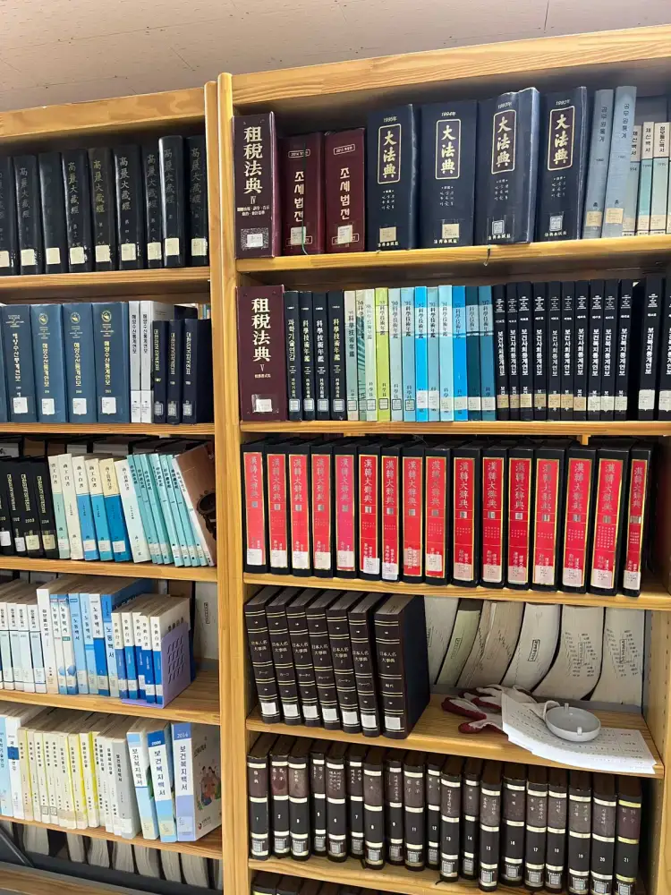 Сотрудники Аппарата Конституционного Суда Казахстана изучили работу библиотеки Конституционного Суда Республики Корея (2)