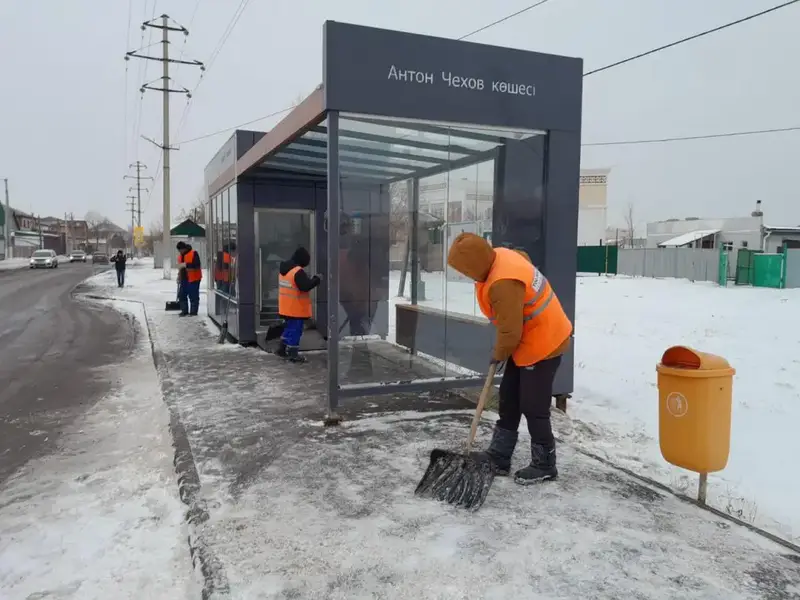 Снежный шторм и борьба коммунальщиков: 3000 тонн техсоли на пути к безопасным улицам Астаны Павлодаре