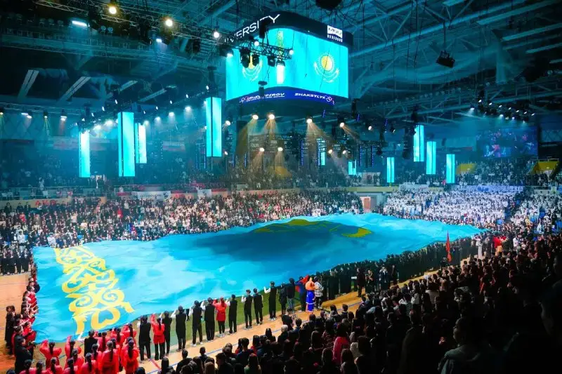 В Астане на церемонии посвящения студентов Maqsut Narikbayev University раскрыли флаг 'Закон и порядок' площадью 300 кв. м и флаг Казахстана площадью 800 кв. м. Павлодаре