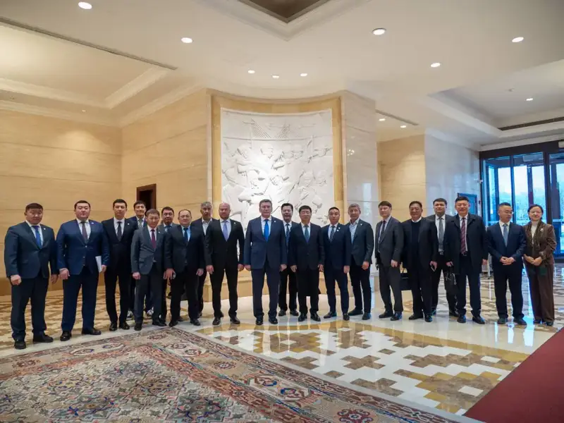 В ходе мероприятий были предметно обсуждены перспективные направления сотрудничества, осуществлен обмен опытом и определены конкретные шаги по дальнейшему развитию взаимодействия. (3)