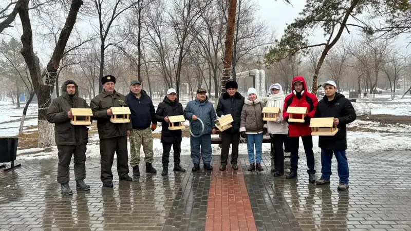 В Караганде установили кормушки для птиц в рамках экологической акции ко Дню синички Павлодаре