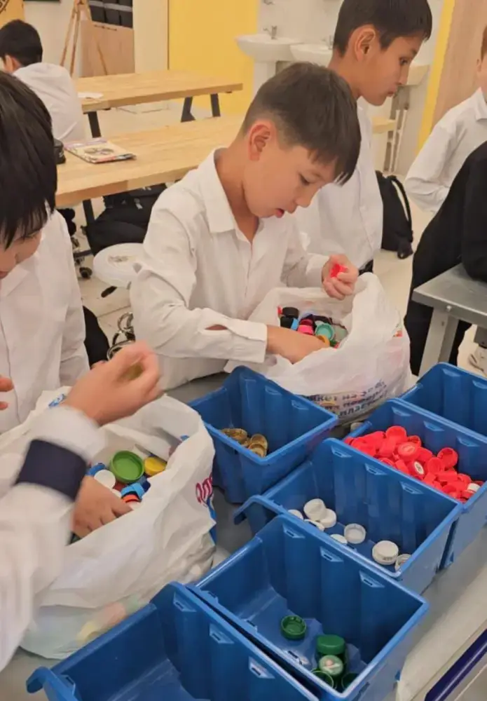 Ученики «Келешек мектеп» в Семее собрали 2100 пластиковых крышек для EcoBox Павлодаре