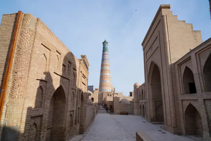 ДЕЛЕГАЦИЯ ТУРКЕСТАНСКОЙ ОБЛАСТИ ПОСЕТИЛА ИСТОРИЧЕСКИЕ ОБЪЕКТЫ ГОРОДА ХИУА И ОЗНАКОМИЛАСЬ С ЕГО ТУРИСТИЧЕСКИМ ПОТЕНЦИАЛОМ (3)