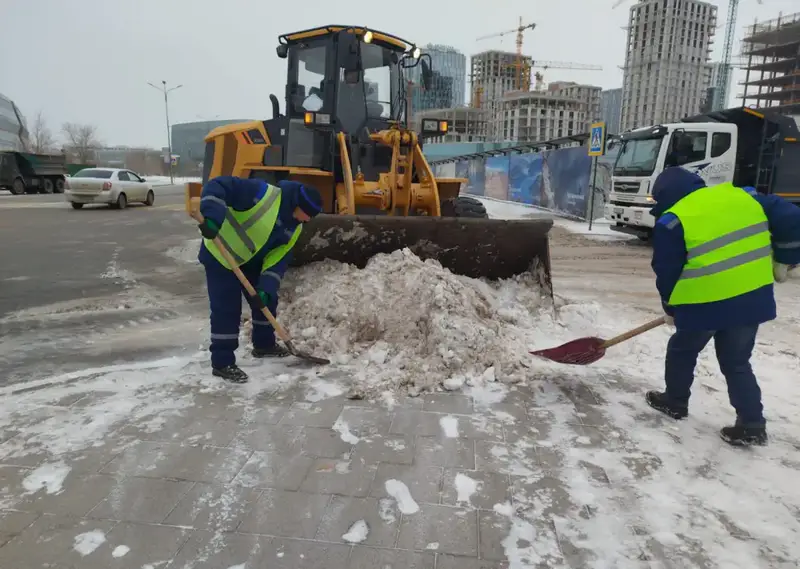 Свыше 2 800 дорожных рабочих вышли на уборку снега в Астане (7)