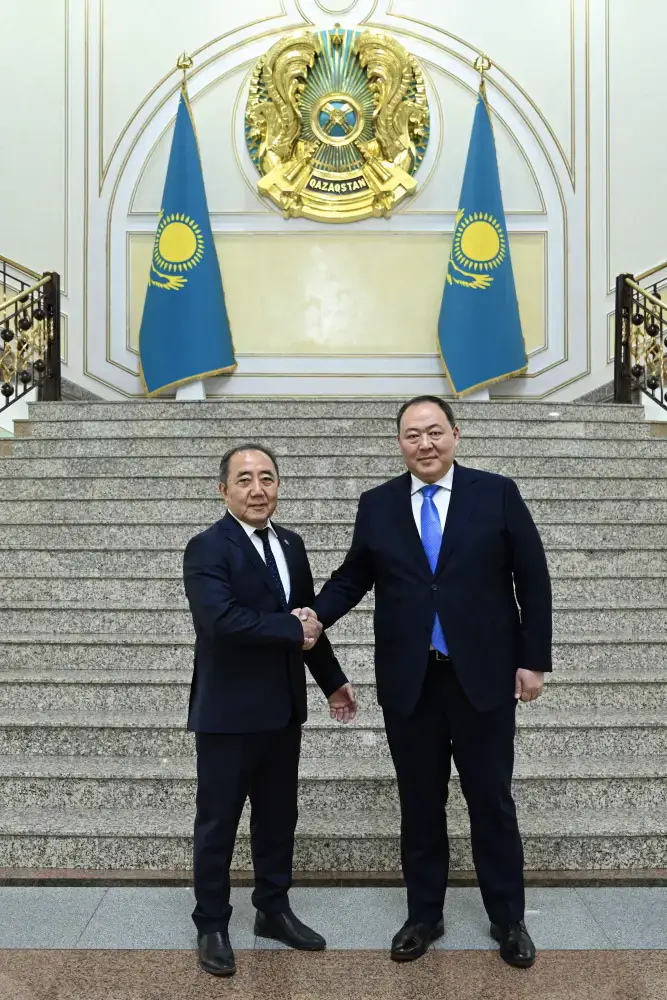 Передача копий верительных грамот новым послом Кыргызстана в МИД Казахстана Павлодаре