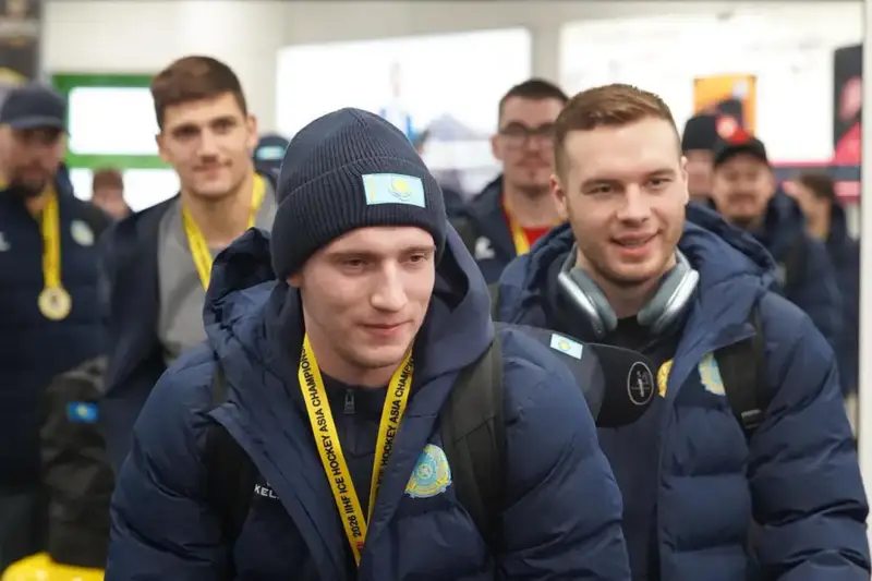 Спортсмены, ставшие чемпионами Азии по хоккею, вернулись в страну (7)